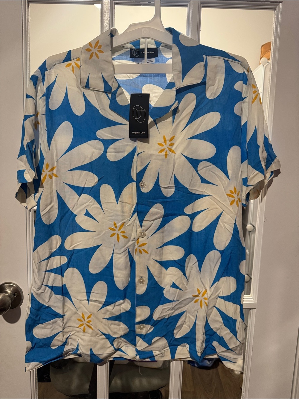 Size M Original Use Blue and White Daisy-Print Short Sleeve Button-Down Shirt